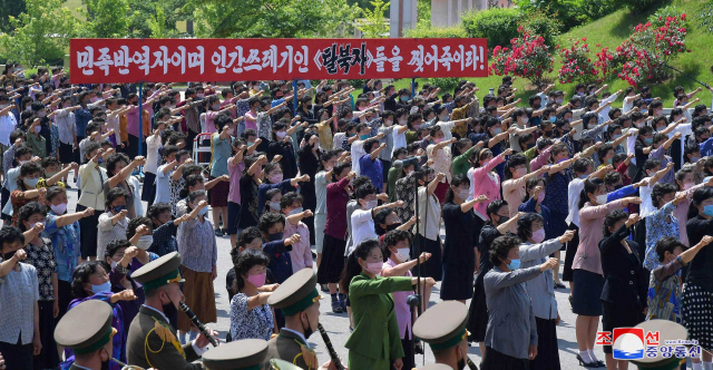 북한 조선사회주의여성동맹(여맹) 간부들과 여맹원들의 대북전단 살포 항의 군중집회가 9일 황해남도 신천박물관 앞에서 진행됐다고 조선중앙통신이 10일 보도했다.연합뉴스