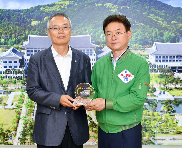 김희곤(왼쪽) 경북독립운동기념관장과 이철우 경북도지사가 기념촬영을 하고 있다. 경북도 제공