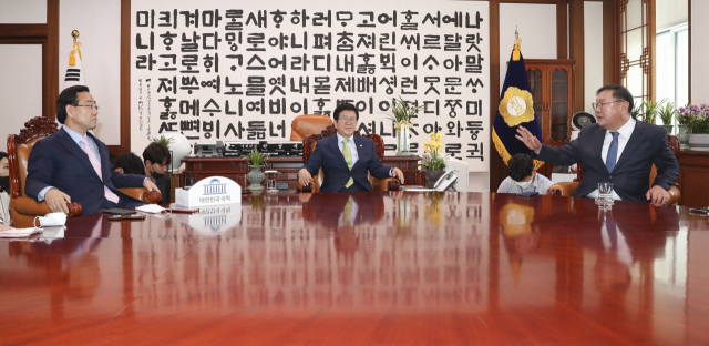 21대 국회 전반기 원구성 협상을 위한 국회의장 주재 원내대표 회동이 11일 오전 서울 여의도 국회 국회의장실에서 열리고 있다. 왼쪽부터 미래통합당 주호영 원내대표, 박병석 국회의장, 더불어민주당 김태년 원내대표. 연합뉴스