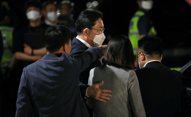 삼성 경영권 승계 과정에서 불법행위 관여 혐의 의혹에 대한 구속영장이 기각된 이재용 삼성전자 부회장이 9일 오전 경기도 의왕 서울구치소를 나서고 있다. 연합뉴스