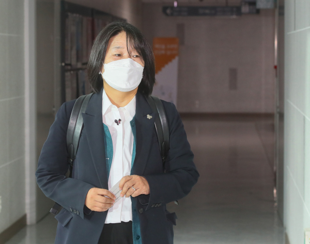 더불어민주당 윤미향 의원이 12일 국회 의원회관 사무실로 출근하고 있다. 연합뉴스