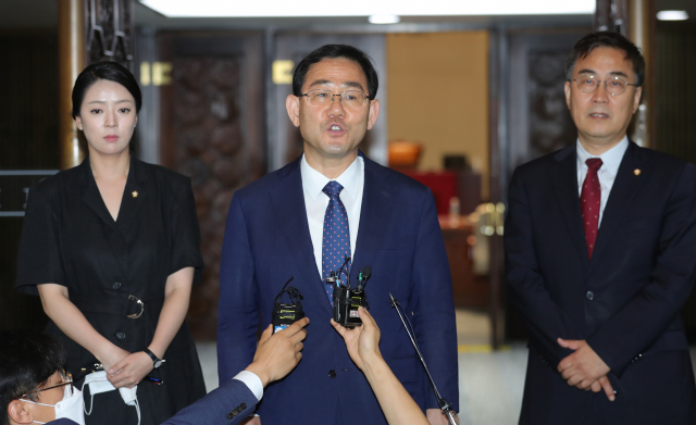 미래통합당 주호영 원내대표가 12일 국회에서 열린 당 의원총회를 마친 뒤 발언하고 있다. 연합뉴스
