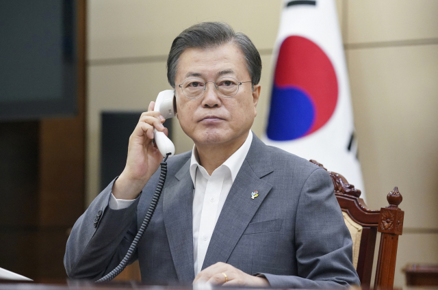 문재인 대통령이 12일 오전 청와대 여민관에서 후안 오를란도 에르난데스 온두라스 대통령과 전화 통화하고 있다. 연합뉴스