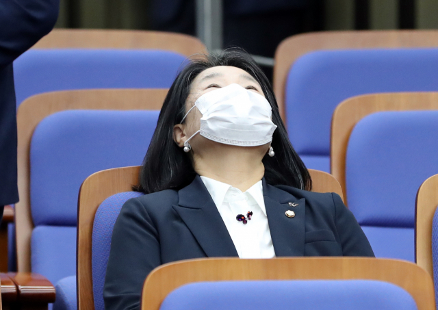 더불어민주당 윤미향 의원이 12일 국회에서 열린 의원총회에 참석해 있다. 연합뉴스