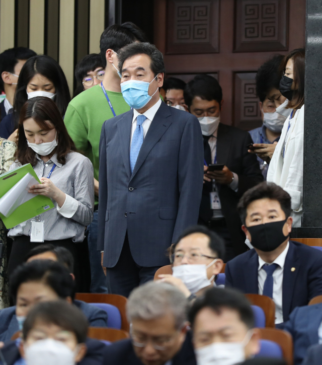 더불어민주당 이낙연 코로나19 국난극복위원장이 12일 오후 서울 여의도 국회에서 열린 의원총회에 입장하고 있다. 연합뉴스