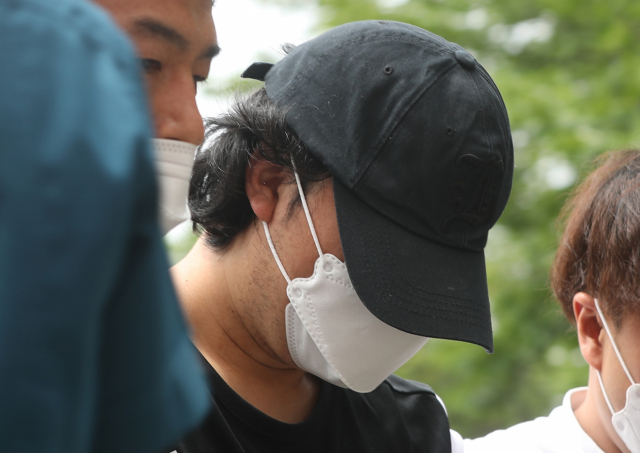 창녕 아동학대 계부가 13일 오전 경남 창녕경찰서 별관 조사실로 이동하고 있다. 연합뉴스