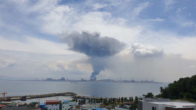 13일 포항 포스코 제2열연공장서 화재가 발생했다. 소방당국은 대응 1단계를 발령하고 진화에 나섰다. 연합뉴스