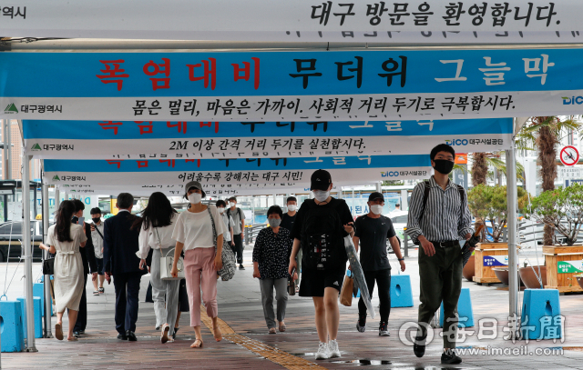 지난 14일 오후 동대구역에 시민들이 북적이는 모습. 우태욱 기자 woo@imaeil.com