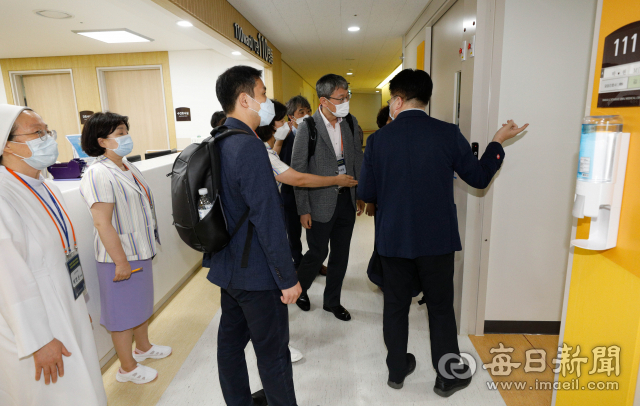 14일 오후 대구가톨릭대학교 병원에서 영남권역감염병전문병원 선정평가위원회 현장평가가 실시돼 평가위원들이 대구시 및 병원 관계자들과 함께 병원 시설을 둘러보고 있다. 우태욱 기자 woo@imaeil.com