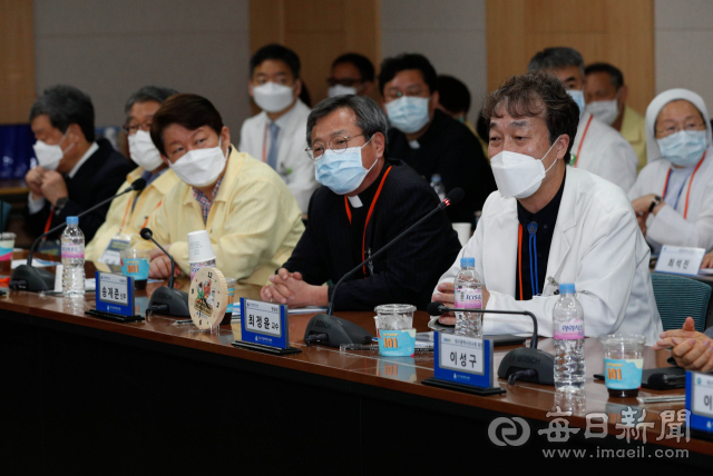 지난 14일 대구가톨릭대병원에서 실시된 영남권역감염병전문병원 선정평가위원회 현장평가에서 최정윤(맨 오른쪽) 병원장이 평가위원의 질의에 답하고 있다. 매일신문 DB
