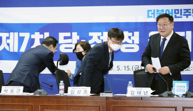 15일 오전 서울 여의도 국회 의원회관에서 열린 제7차 당·정·청 을지로 민생현안회의에서 참석자들이 인사하고 있다. 오른쪽부터 더불어민주당 김태년 원내대표, 김상조 청와대 정책실장, 조성욱 공정거래위원장, 박홍근 을지로위원장. 연합뉴스