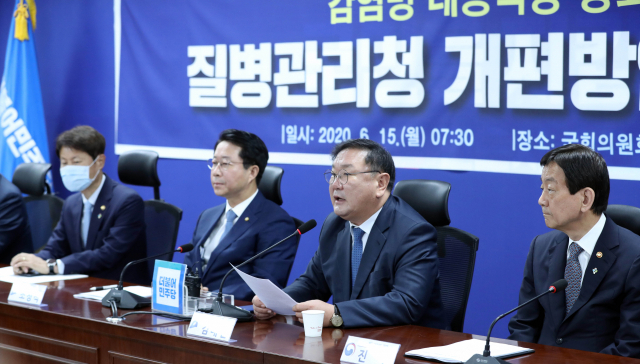 더불어민주당 김태년 원내대표가 15일 오전 서울 여의도 국회 의원회관에서 열린 질병관리청 개편방안 당정협의에서 발언하고 있다. 오른쪽부터 진영 행안부 장관, 김태년, 민주당 조정식 정책위의장, 김강립 보건복지부 차관. 연합뉴스