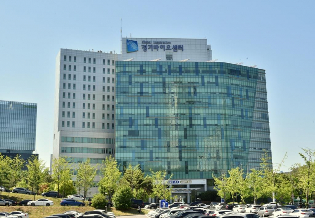 경기도 경제과학진흥원이 질병관리본부 국립보건연구원과 신종 코로나바이러스 감염증(코로나19) 억제 활성 규명을 위한 공동연구를 통해 세포 수준에서 골다공증 치료제인 