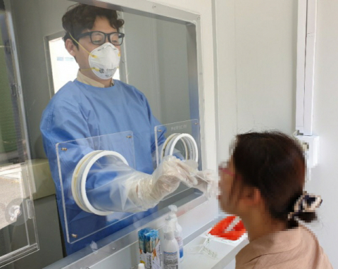 경주시가 15일 운영에 들어간 코로나19 워킹스루 감염안전 선별진료부스. 검사 대상자와 의료진을 투명한 벽으로 완벽하게 차단해 검체를 안전하고 간편하게 채취할 수 있다. 경주시 제공