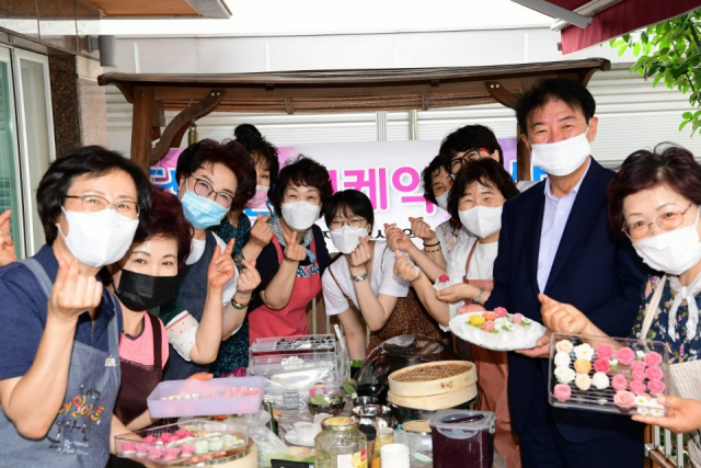 12일 대구 동구 입석동의 한 주택에서 주부들이 홀몸 어르신에게 전달할 떡 케이크를 만들고 있다. 동구청 제공