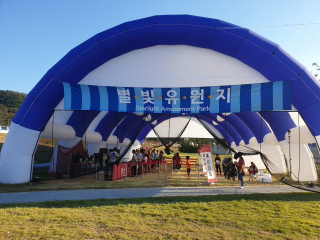 야외행사에 사용되고 있는 코이텐트