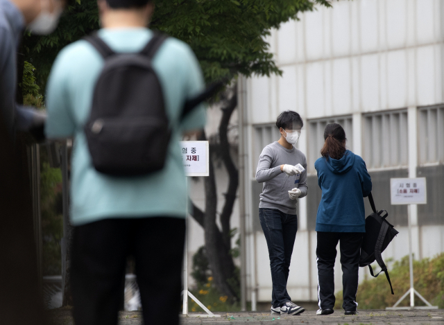 영어능력 평가시험 토익(TOEIC) 응시생이 입실 전 발열 검사를 받고 있다. 연합뉴스