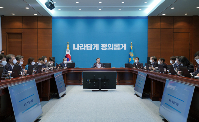 문재인 대통령이 15일 청와대에서 수석·보좌관 회의를 주재하고 있다. 연합뉴스