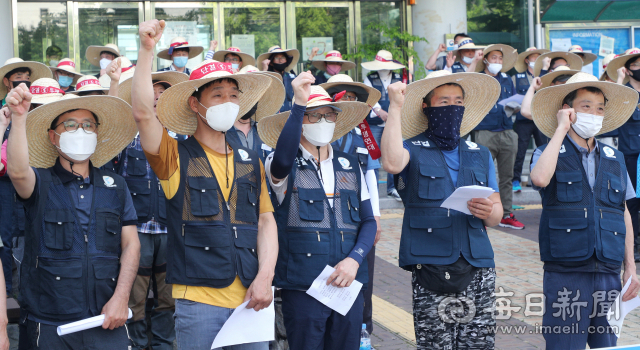 지난달 15일 대구고용노동청 앞에서 수성구청 간접고용 환경미화원과 지역연대노동조합원들이 임금 보전 등을 요구하며 총파업투쟁 선포 기자회견을 열고 있다. 성일권 기자 sungig@imaeil.com