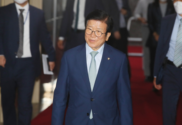국회 상임위원회 구성이 지연되고 있는 가운데 15일 국회에서 여야 원내회동을 앞두고 박병석 국회의장이 의장실에 들어가고 있다 연합뉴스