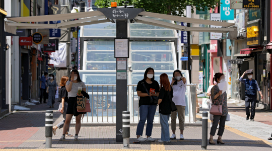 15일 오후 대구 중구의 한 횡단보도에서 시민들이 스마트 그늘막에서 내려쬐는 태양을 피하고 있다. 스마트 그늘막은 풍속과 기후 등 환경 요인에 따라 자동으로 작동된다. 김영진 기자 kyjmaeil@imaeil.com