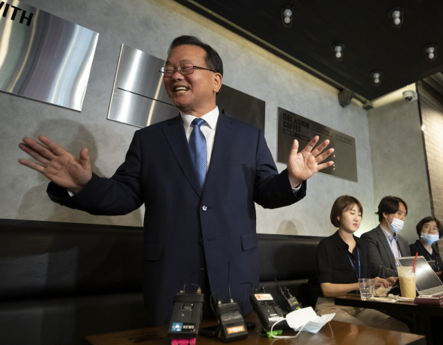 김부겸 전 더불어민주당 의원이 16일 오후 서울 여의도 한 커피숍에서 기자간담회를 하고 있다. 연합뉴스