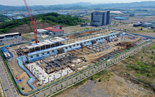 국내 최대의 쿠팡 대구첨단물류센터 신축 공사가 17일 달성군 구지면 대구국가산업단지에서 한창 진행되고 있다. 내년 8월 준공 예정인 쿠팡 대구센터는 7만8천여㎡(2만3천595평) 부지에 건축 연면적 32만9천 여㎡(약 10만평), 지하 1층~지상 5층의 초대형 물류센터로 건립된다. 지역주민 우선 고용을 통해 대구지역에 3천명 이상의 새로운 일자리 창출이 기대된다. 김영진 기자 kyjmaeil@imaeil.com