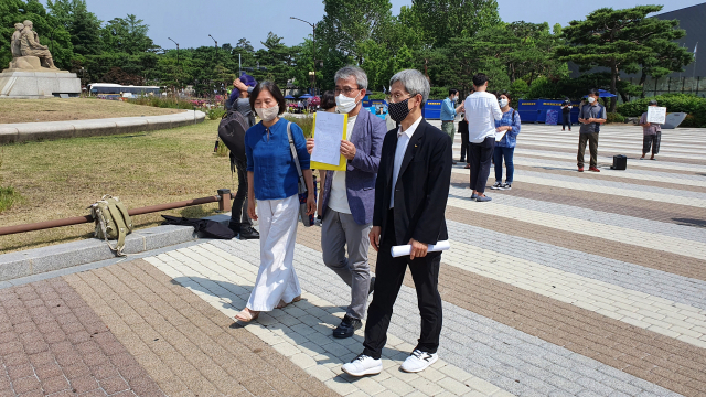 16일 오후 3시쯤 정유엽사망대책위가 청와대에 탄원서를 전달했다. 신중언 기자