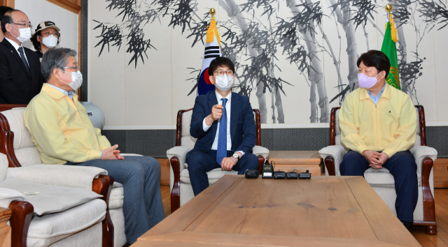 권영진 대구시장(오른쪽)과 박재민 국방부 차관(가운데)이 지난달 10일 대구시청에서 대구경북 통합신공항 건설·이전사업 관련 면담을 하고 있다. 연합뉴스