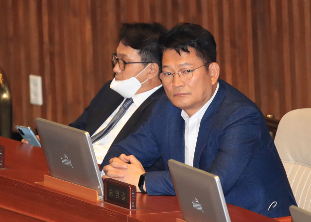 21대 국회 첫 상임위원장 선출을 위해 15일 서울 여의도 국회에서 본회의가 열렸다. 더불어민주당 송영길 의원이 생각에 잠겨있다. 이날 본회의에서 송 의원은 외통위원장으로 선출됐다. 연합뉴스