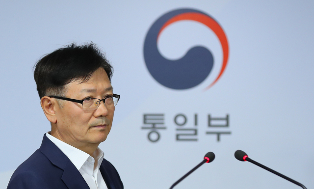 남북공동연락사무소장인 서호 통일부 차관이 16일 오후 북한의 남북공동연락사무소 폭파와 관련해 입장을 표명하기 위해 정부서울청사 합동브리핑실로 들어서고 있다. 연합뉴스