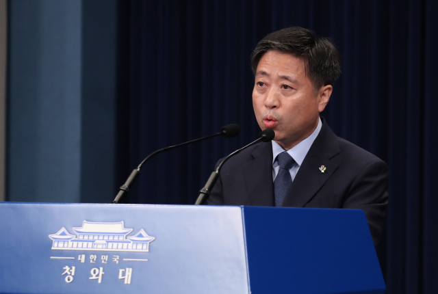 윤도한 청와대 국민소통수석이 17일 오전 춘추관에서 북한 관련 브리핑을 하고 있다. 연합뉴스