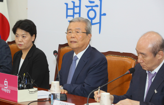 미래통합당 김종인 비상대책위원장(가운데)이 지난 17일 국회에서 열린 경제혁신특위 1차회의에서 발언하고 있다. 연합뉴스