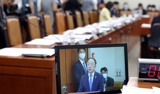 홍남기 경제부총리가 17일 오후 서울 여의도 국회에서 열린 기획재정위 전체회의에서 업무보고를 하고 있다. 이날 전체회의에 미래통합당 의원들은 상임위 강제 배정에 항의해 불참했다. 연합뉴스