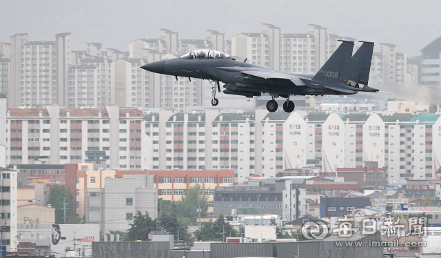 지난해 대구 공군기지(K2) 인근에서 비행훈련 중이던 F-15K 전투기가 미사일을 탑재하지 않은 채 동촌 주거지역 위를 비행하고 있다. 2019.4.25 매일신문DB