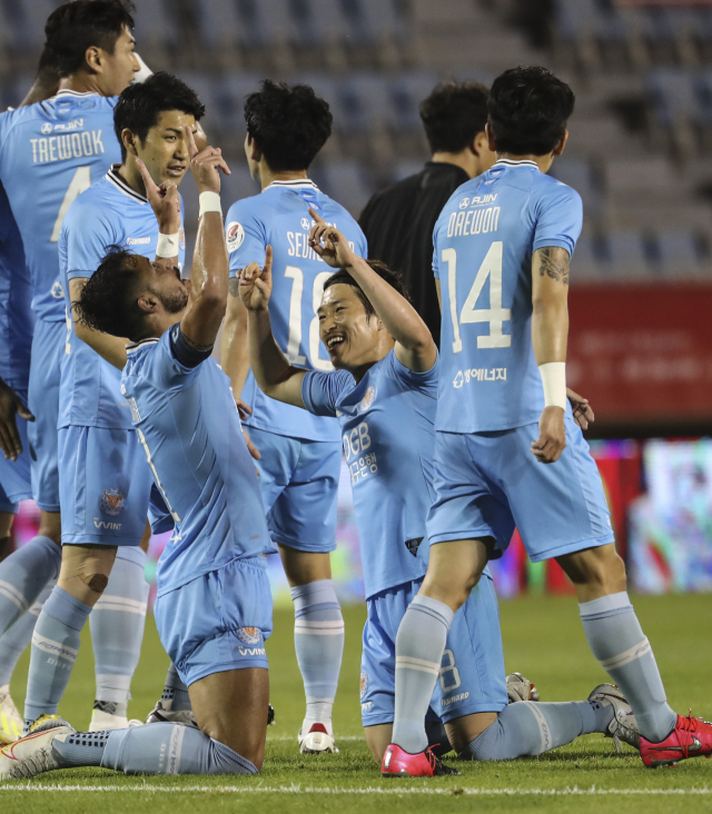 17일 부산 구덕 축구경기장에서 열린 프로축구 K리그1 부산 아이파크와 대구 FC 경기에서 대구 세징야가 선취골을 넣고 동료들과 기뻐하고 있다. 연합뉴스