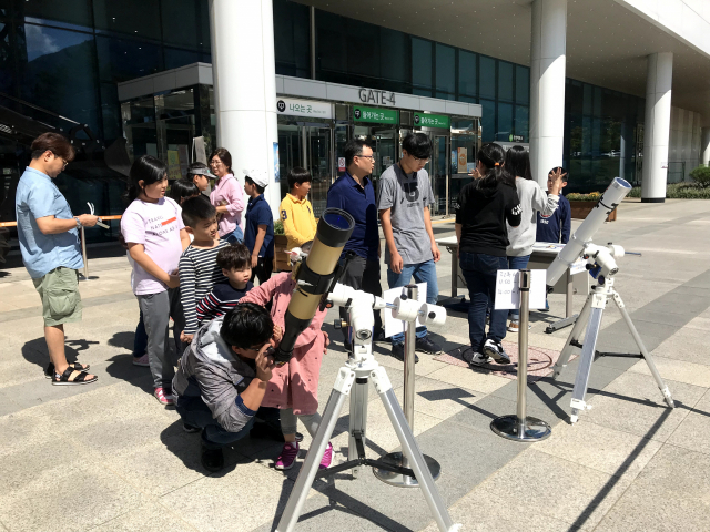 국립대구과학관에서 학생들이 천체망원경을 통해 우주를 관찰하고 있다. 국립대구과학관 제공