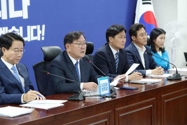 더불어민주당 김태년 원내대표가 18일 오전 서울 여의도 국회 의원회관에서 열린 정책조정회의에서 발언하고 있다. 연합뉴스