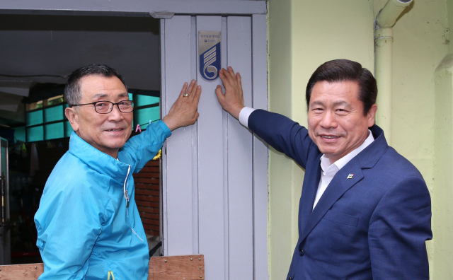류규하 중구청장은 호국보훈의 달을 맞아 18일 오후3시 성내1동 배병근(75세) 월남참전유공자의 자택을 방문하여 국가유공자 명패를 달아드렸다.