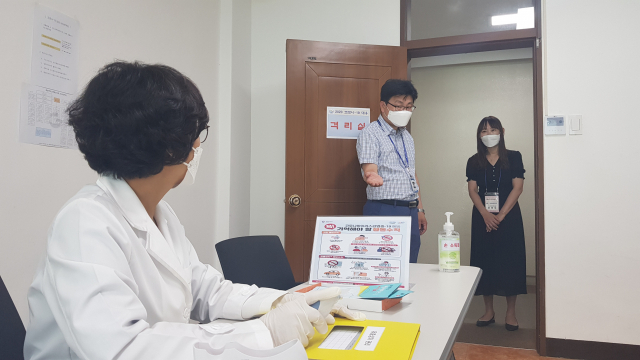 경상북도교육청연수원이 20일부터 정문에서 드라이브스루로 발열 체크에 나선다. 지난 16일 경상북도교육청연수원에서 열린 