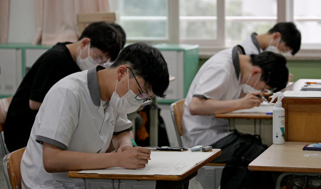 6월 모의평가는 대학입시 지원 전략과 학습 계획을 세우는 데 필요한 참고 자료다. 18일 대구 한 고교에서 고 학생들이 6월 모의평가를 치르는 모습. 김영진 기자 kyjmaeil@imaeil.com