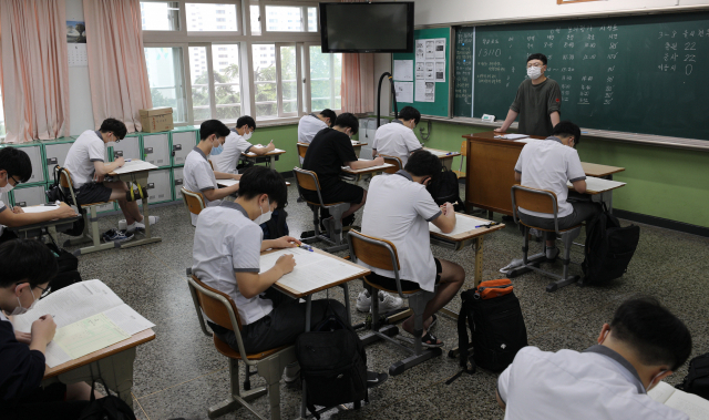 6월 모의평가는 9월 모의평가와 함께 수능시험을 대비하는 데 가장 중요한 자료로 꼽힌다. 졸업생이 함께 시험을 치러 자신의 위치를 좀 더 객관적으로 확인할 수 있는 데다 수능시험 출제 경향과 난이도를 예측할 수 있어서다. 지난해 6월 모의평가를 치는 대구 대륜고 3학년 학생들 모습. 매일신문 DB