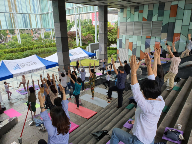 대구 수성구립 범어도서관은 18일 야외광장에서 전문강사와 함께하는