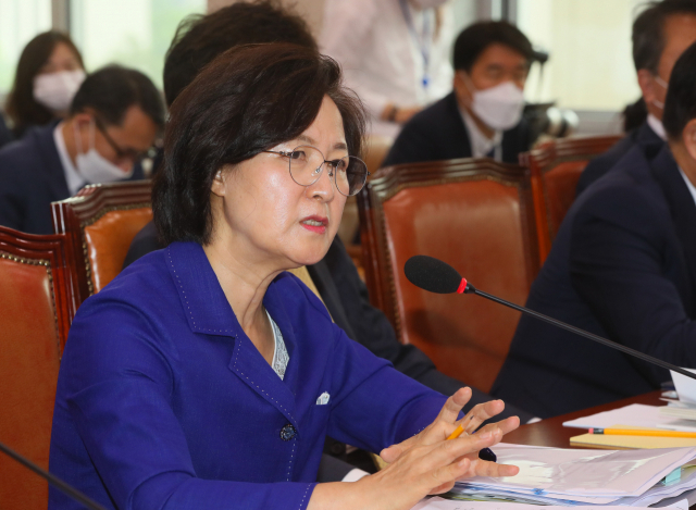 추미애 법무부 장관이 18일 국회 법제사법위원회 전체회의에서 질의에 답변하고 있다. 연합뉴스