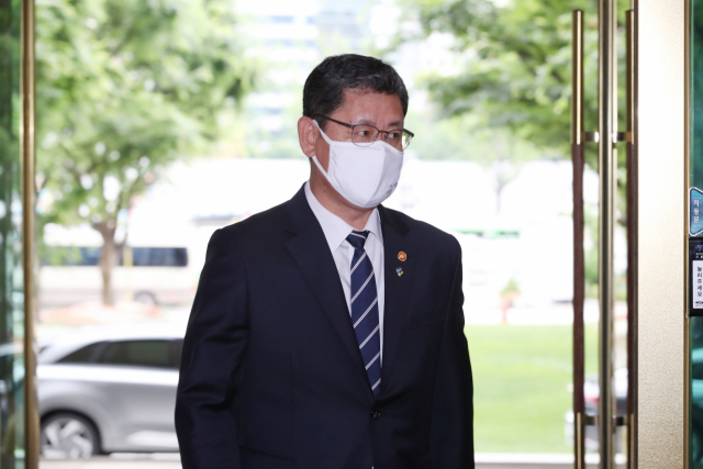 남북관계 악화에 책임을 지고 사의를 표명한 김연철 통일부 장관이 19일 오전 정부서울청사로 출근하고 있다. 연합뉴스
