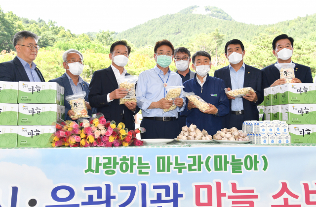 19일 경북도청에서 열린 마늘 소비촉진 판매행사 참석자들이 기념촬영하고 있다. 경북도 제공