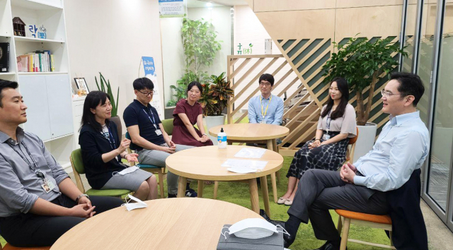 이재용 삼성전자 부회장이 19일 경기도 화성에 위치한 삼성전자 반도체 연구소를 방문해 연구원들을 격려하고 있다. [삼성전자 제공. 재판매 및 DB 금지] 연합뉴스