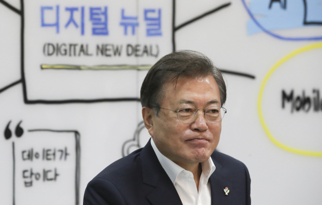 문재인 대통령이 18일 강원도 춘천에 위치한 빅데이터 플랫폼 운영기업인 더존비즈온을 방문, 데이터와 AI를 접목한 혁신 서비스를 개발하는 직원들과 차담회를 하고 있다. 연합뉴스