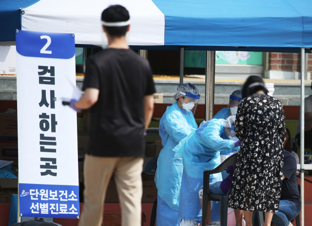 재학 중인 2학년 학생이 신종 코로나바이러스 감염증(코로나19) 확진 판정을 받은 경기도 안산시 단원구 와동초등학교에서 19일 오전 전교생을 대상으로 전수검사가 시행되고 있다. 연합뉴스