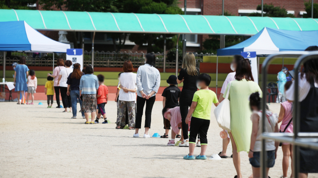 재학 중인 2학년 학생이 신종 코로나바이러스 감염증(코로나19) 확진 판정을 받은 경기도 안산시 단원구 와동초등학교에서 19일 오전 전교생을 대상으로 전수검사가 시행되고 있다. 연합뉴스
